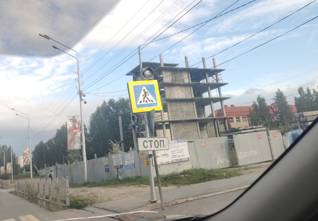 В городе ХМАО установили пешеходный знак и загородили светофор для водителей. ФОТО В городе ХМАО установили пешеходный знак и загородили светофор для водителей. ФОТО