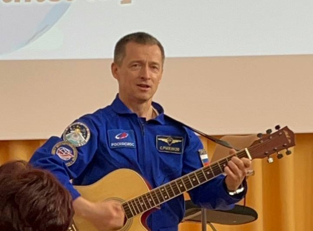 ​Первый космонавт из ХМАО Рыжиков сыграл на гитаре для учеников родной школы
