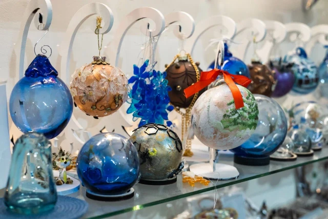 В ХМАО мужчина разнес лифт, украшенный к Новому году