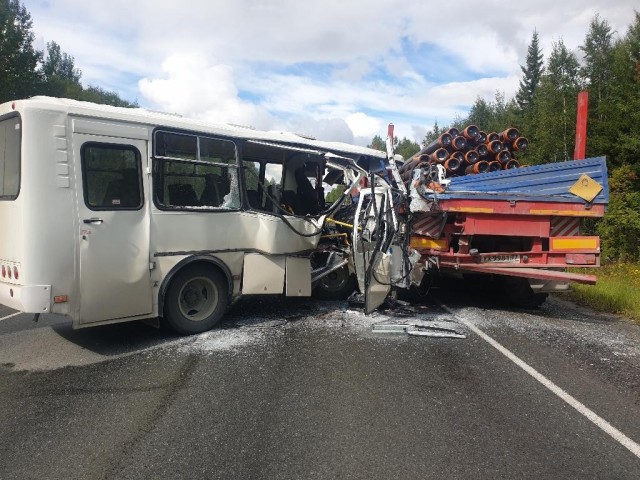 В ХМАО столкнулись Камаз и автобус с пассажирами. Фото