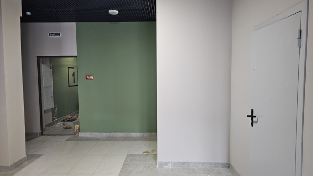 Болотный подъезд вместо лобби: дольщики дома в Сургуте возмущены качеством дома премиум-класса