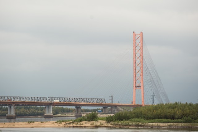 ​На мосту через Обь в районе Сургута внезапно решили ограничить движение