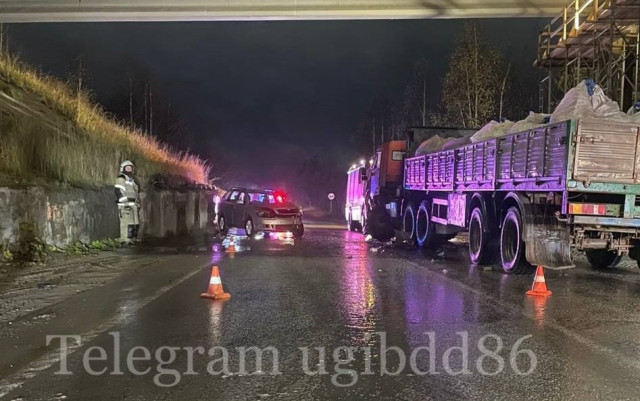 В ХМАО в жестком ДТП с КамАЗом пострадал водитель легковушки В ХМАО в жестком ДТП с КамАЗом пострадал водитель легковушки