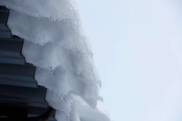 ​В Белом Яре из-за бездействия коммунальщиков сошел снег и частично обрушилась кровля