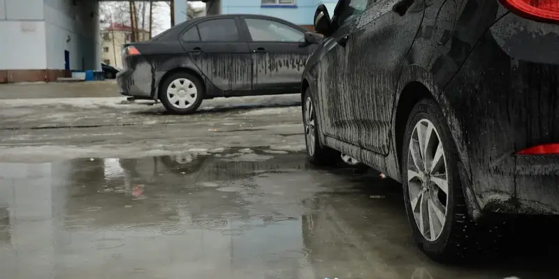 ​В ХМАО жители добираются до дома по заборам из-за затопленного двора. ВИДЕО