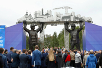 ​В Сургуте торжественно открыли уникальный памятник строителям