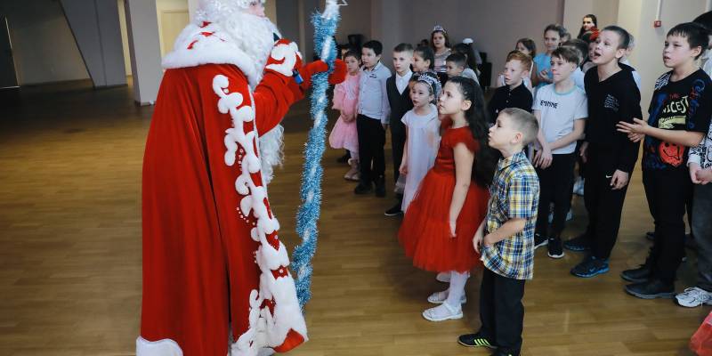Более 300 школьников окунулись в новогоднюю сказку на елке главы Сургутского района. Фото