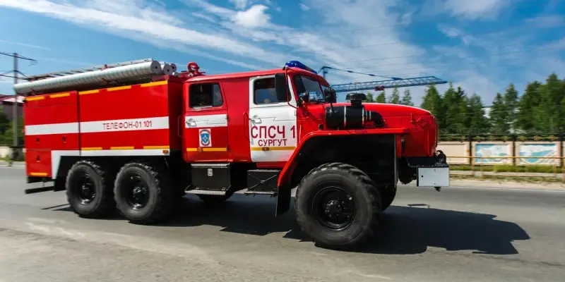 ​В Лянторе устраняют пожар в городских лесах