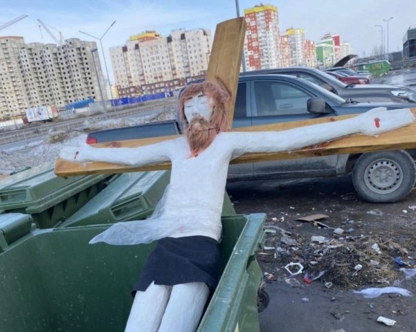 В ХМАО в мусорку выбросили крест с распятием В ХМАО в мусорку выбросили крест с распятием