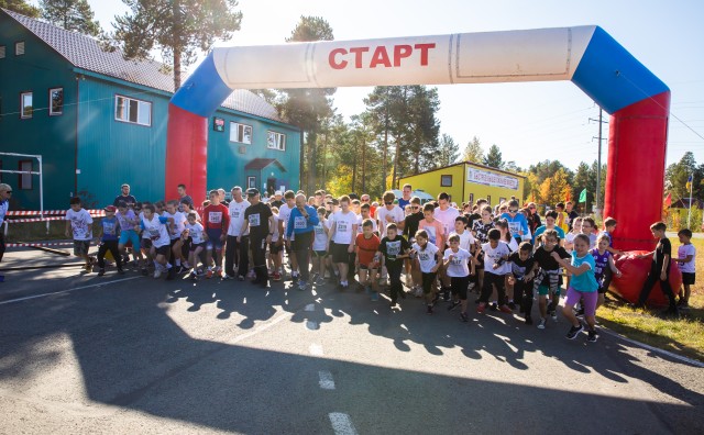 В забеге «Кросс нации» в Сургутском районе принял участие годовалый малыш. Фоторепортаж