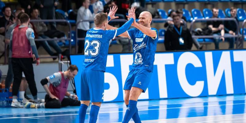 ​Обновленная команда сургутского футбольного клуба устроила шоу на домашнем паркете