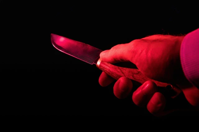 ​В ХМАО юноша схватился за нож после отказа прохожего поделиться сигаретой. ВИДЕО