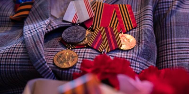 ​Губернатор Югры почтил память героев Великой Отечественной войны