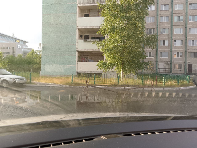 В центре Сургута жители с помощью «ежей» борются за места во дворе В центре Сургута жители с помощью «ежей» борются за места во дворе
