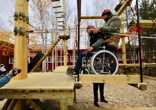 ​В Сургутском районе открылся первый в Югре уникальный инклюзивный веревочный парк