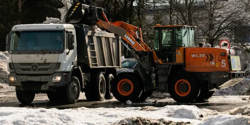 ​Снег уходит: в Белом Яре стартовала активная фаза весенней уборки