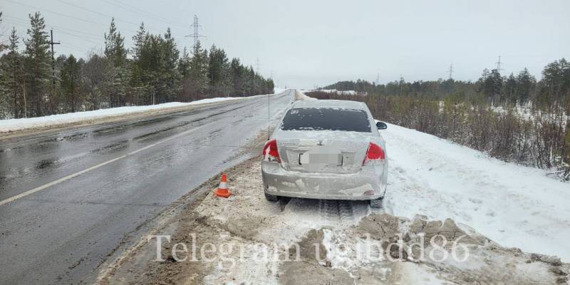 ​На трассе ХМАО автомобиль вылетел в кювет: есть пострадавшие