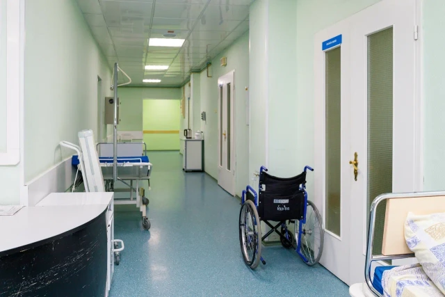 Из-за гололеда жители массово обращаются в травмпункт в Сургуте Из-за гололеда жители массово обращаются в травмпункт в Сургуте