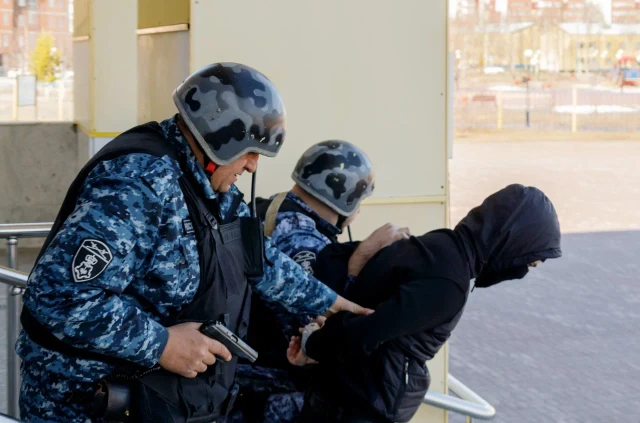 ​В ХМАО мужчину, который бегал за прохожими с ножом и молотком, отпустили домой