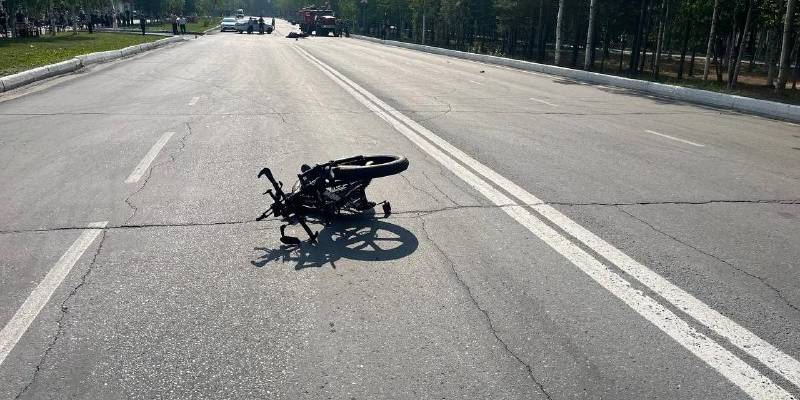 ​Мотоциклист сбил велосипедиста на пешеходном переходе в ХМАО