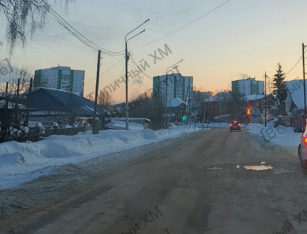 ​В центре столицы ХМАО неизвестные сливают нечистоты прямо на дорогу. ФОТО
