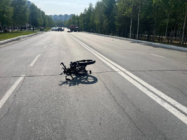 ​Мотоциклист сбил велосипедиста на пешеходном переходе в ХМАО