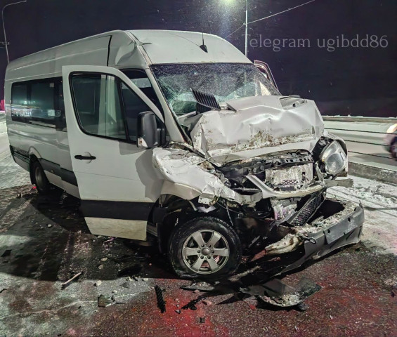 ​В ХМАО на трассе Нефтеюганск-Сургут в аварии с микроавтобусом пострадали четыре человека