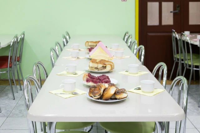 В ХМАО на три месяца закрыли столовую колледжа, в которой отравились почти 50 человек В ХМАО на три месяца закрыли столовую колледжа, в которой отравились почти 50 человек