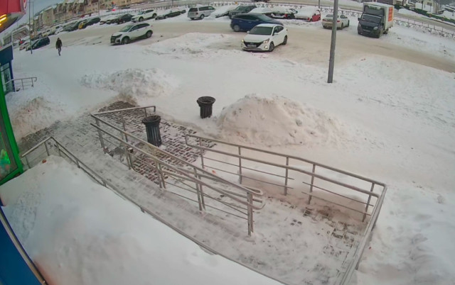 В ХМАО мужчина выпал из многоэтажки, первую помощь оказали очевидцы