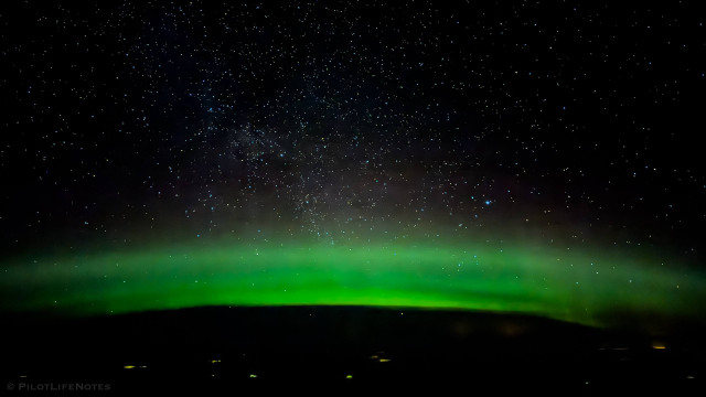 В ХМАО из самолета сняли удивительной красоты северное сияние. ФОТО