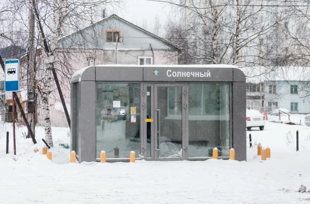 ​В Сургутском районе теплую остановку пытаются превратить в мусорку