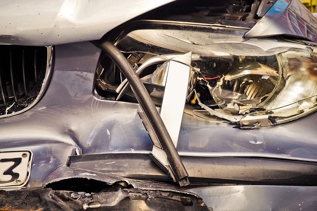 ​В Тюмени автомобиль после аварии упал с обрыва