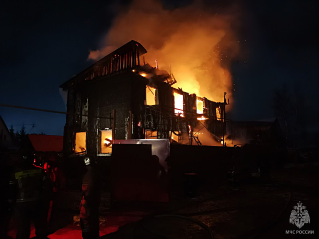 Жизни семи человек, в том числе четырех детей, унес крупный пожар в ХМАО Жизни семи человек, в том числе четырех детей, унес крупный пожар в ХМАО