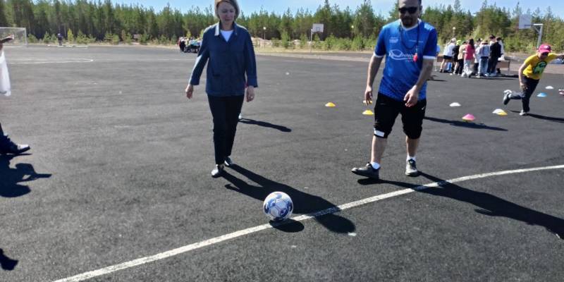 ​Детский омбудсмен ХМАО Людмила Низамова сыграла в футбол в летнем лагере в Сургутском районе