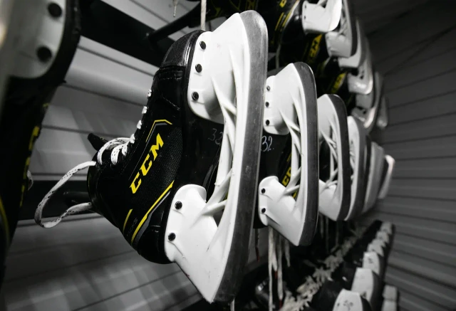 Люди часами стояли в очередях, чтобы покататься на коньках в столице ХМАО Люди часами стояли в очередях, чтобы покататься на коньках в столице ХМАО