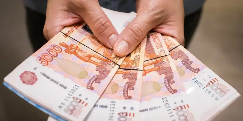 ​Откуда деньги: суммы на счетах югорчан в банках резко выросли