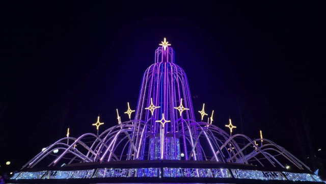 ​Новогодний фонтан зажгли в городе ХМАО. ФОТО