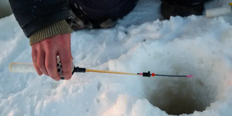 ​Рыбаки в ХМАО несмотря на высокий риск выходят на неокрепший лед ради первого зимнего улова