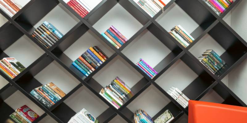 ​ТОП-5 книг, которые стоит взять в отпуск: необычная рекомендация от опытного библиотекаря