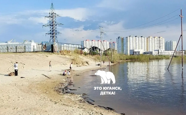 ​В нефтяном городе ХМАО жители открыли купальный сезон на незаконном пляже. ФОТО