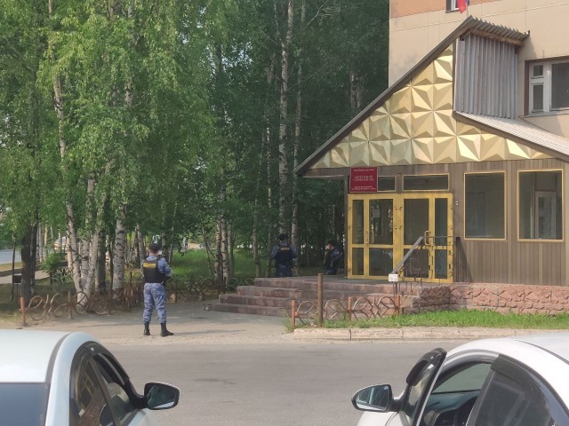 Сургутский районный суд эвакуировали из-за угрозы минирования