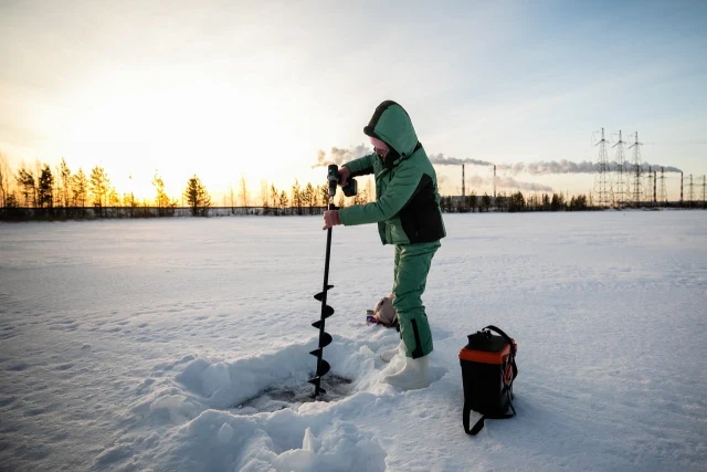 ​Несмотря на потепление югорские рыбаки не собираются завершать зимний сезон