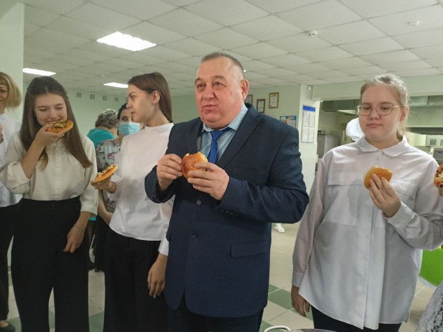 ​В меню школы Сургутского района появились бургеры и пицца