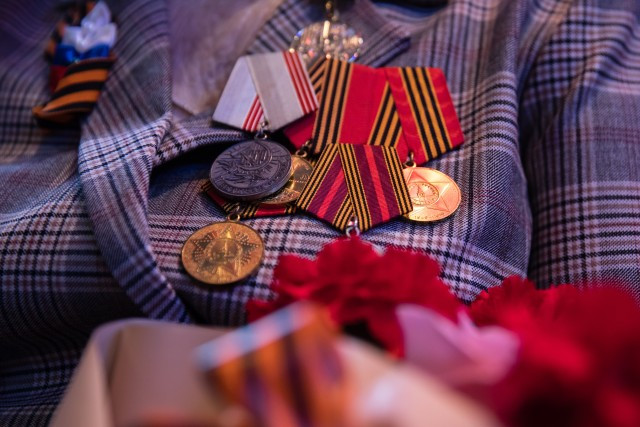 Губернатор Югры почтил память героев Великой Отечественной войны Губернатор Югры почтил память героев Великой Отечественной войны