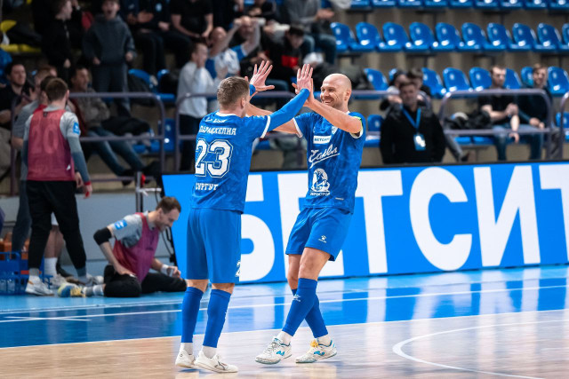 ​Обновленная команда сургутского футбольного клуба устроила шоу на домашнем паркете