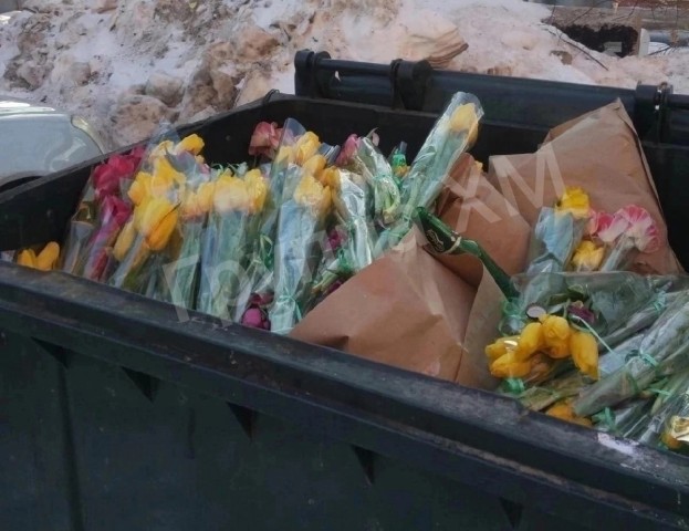 ​В столице ХМАО продавцы выкинули в мусор непроданные букеты цветов