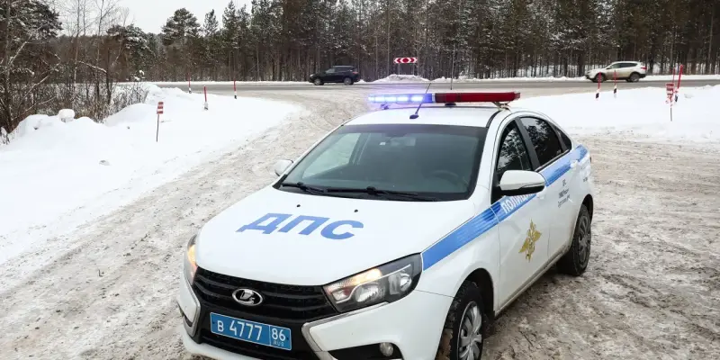 ​В ХМАО загоревшийся бензовоз парализовал движение на трассе. ВИДЕО