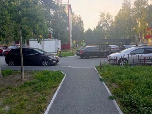 Молодой водитель на ВАЗ задним ходом сбил женщину на самокате в Сургуте Молодой водитель на ВАЗ задним ходом сбил женщину на самокате в Сургуте
