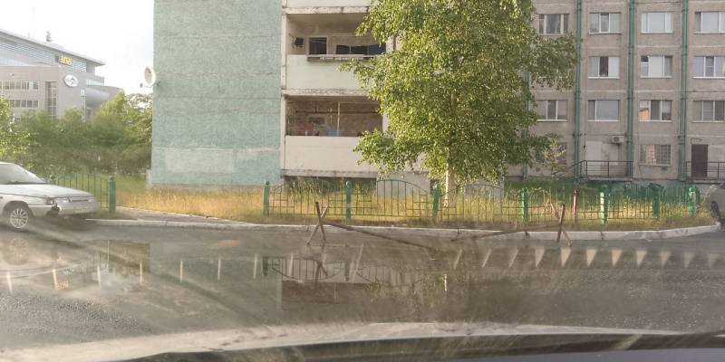 ​В центре Сургута жители с помощью «ежей» борются за места во дворе