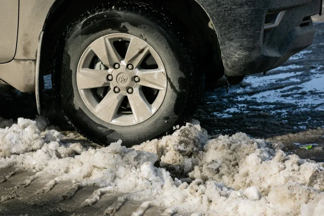 ​Эксперт дал совет водителям ХМАО, успевшим поменять зимнюю резину на летнюю
